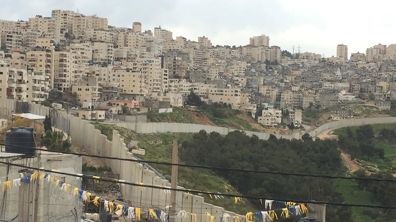 محافظة القدس تجدّد رفضها لمخططات التسوية العقارية: انتهاك استيطاني يهدد الحقوق الفلسطينية والهوية الوطنية





محافظة القدس تجدّد رفضها واستنكارها لقرار الاحتلال الإسرائيلي استئناف ما يُسمّى "تسوية الحقوق العقارية وتسجيل الأراضي" في المنطقة "ج"