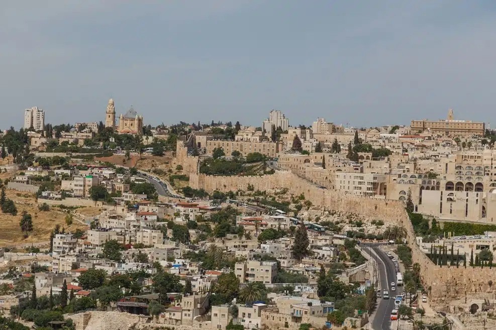 محافظة القدس تدين مخطط "الخط البني" للقطار الخفيف وتعتبره مشروعًا استيطانيًا إحلاليًا يكرّس الضمّ والتهويد
