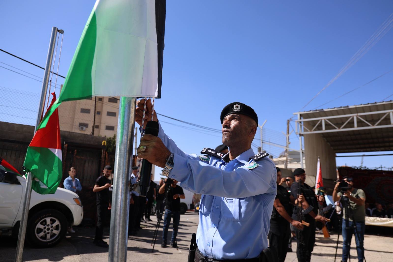 شرطة ضواحي القدس ومحافظة القدس تنظمان احتفالية رفع العلم الفلسطيني في مركز شرطة الرام