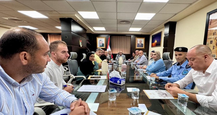 محافظة القدس تعقد اجتماعاً تحضيرياً لحملة “عونة” لقطف ثمار الزيتون لعام 2025