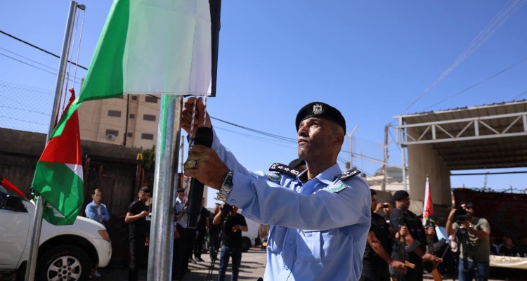 شرطة ضواحي القدس ومحافظة القدس تنظمان احتفالية رفع العلم الفلسطيني في مركز شرطة الرام