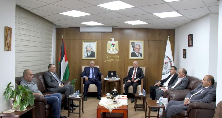 نائب محافظ القدس يبحث مع رئيس سلطة الأراضي تسريع إنجاز ملفات التسوية في المحافظة
