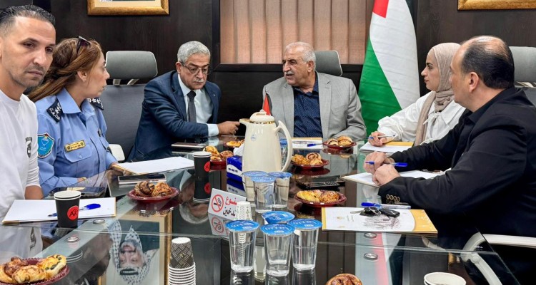 محافظة القدس تعقد اجتماعًا دوريًا مع مسؤولي العلاقات العامة في الأجهزة الأمنية لتعزيز العمل المشترك ومساندة أبناء شعبنا