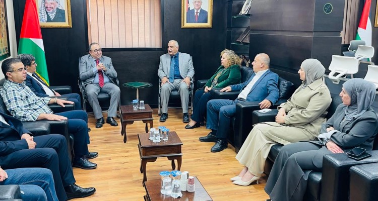 محافظة القدس تستقبل نائب السفير المغربي المهدي بوعنان في مقر المحافظة بالرام